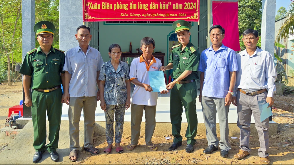 Biên phòng Kiên Giang trao nhà cho hộ nghèo huyện Giang Thành