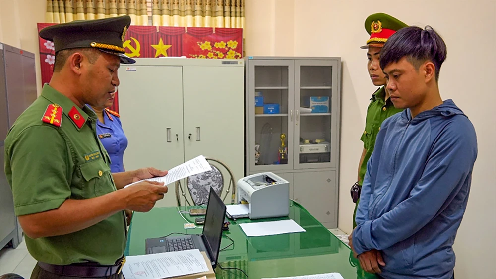 Hậu Giang: Bắt vợ chồng tổ chức đưa 18 người trốn đi Hàn Quốc