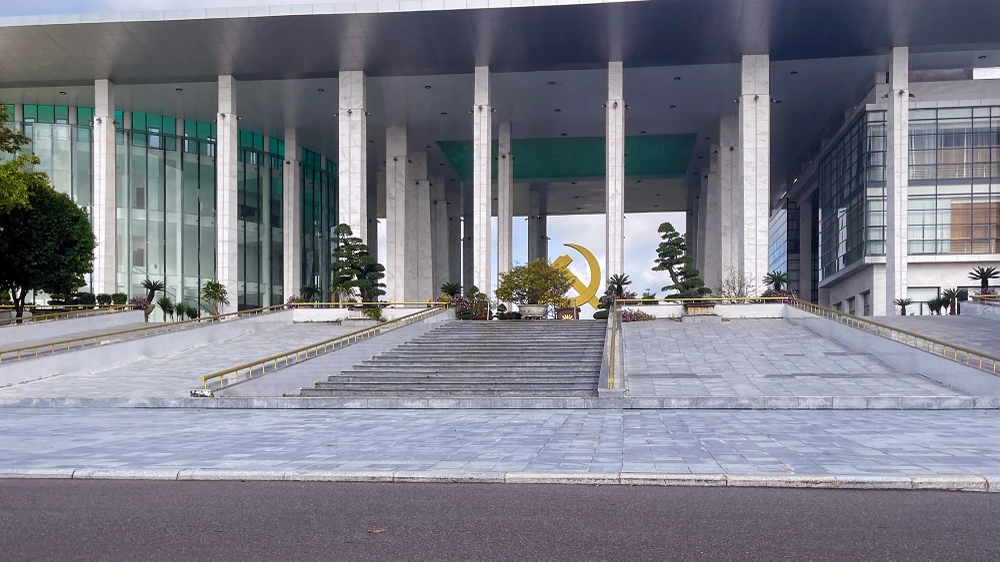 Tỉnh ủy Hậu Giang cũng yêu cầu lãnh đạo các cơ quan, đơn vị, địa phương không tổ chức đoàn đi ngoài tỉnh quá hai lần trong một năm