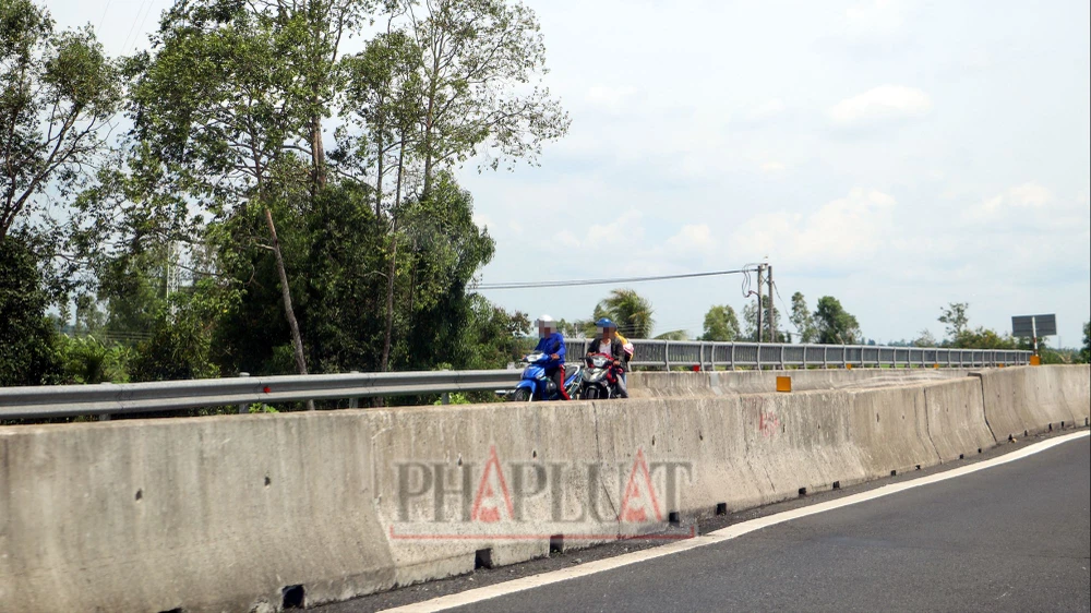 Tình trạng xe máy vào tuyến Lộ Tẻ - Rạch Sỏi