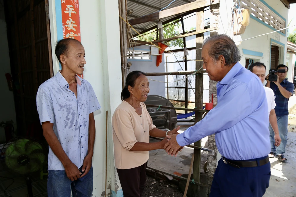 Nguyên Phó Thủ tướng Trương Hòa Bình thăm, tặng quà 3 ngư dân tỉnh Kiên Giang