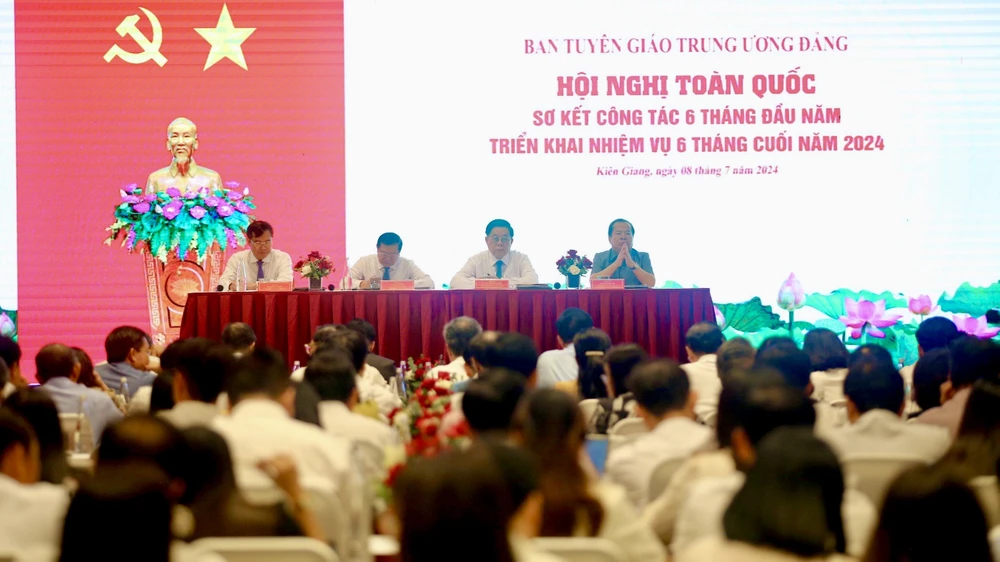 Trưởng Ban Tuyên giáo Trung ương: Gỡ bỏ các trang tin điện tử đăng tin xấu độc, sai sự thật