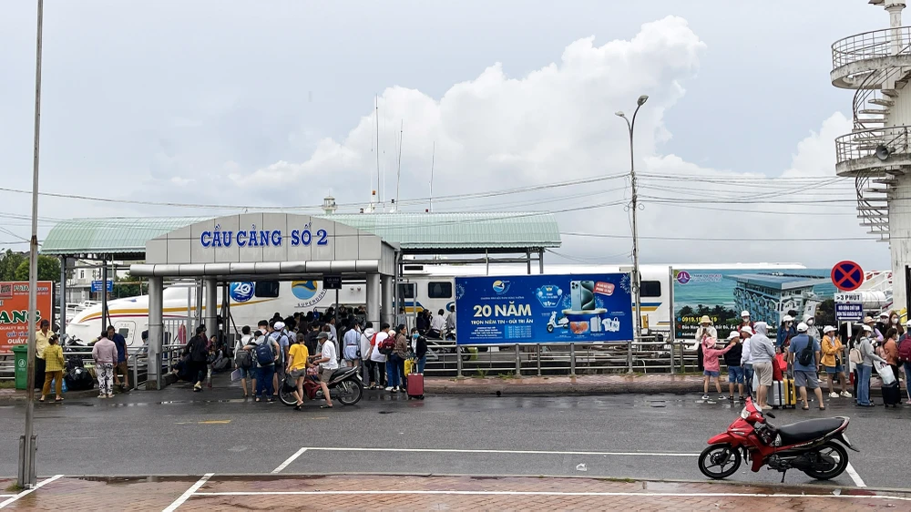 Tàu phà đi, đến TP Phú Quốc tạm ngừng hoạt động do thời tiết xấu. Ảnh: CHÂU ANH