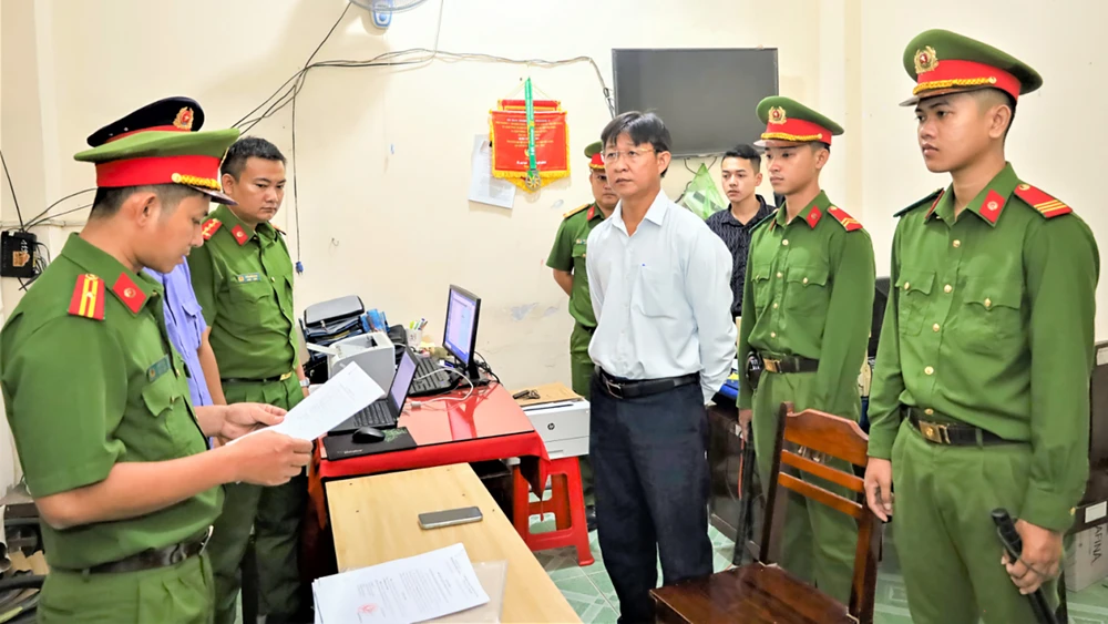 1 Phó BQL các khu công nghiệp tỉnh Hậu Giang cùng 2 thuộc cấp bị bắt