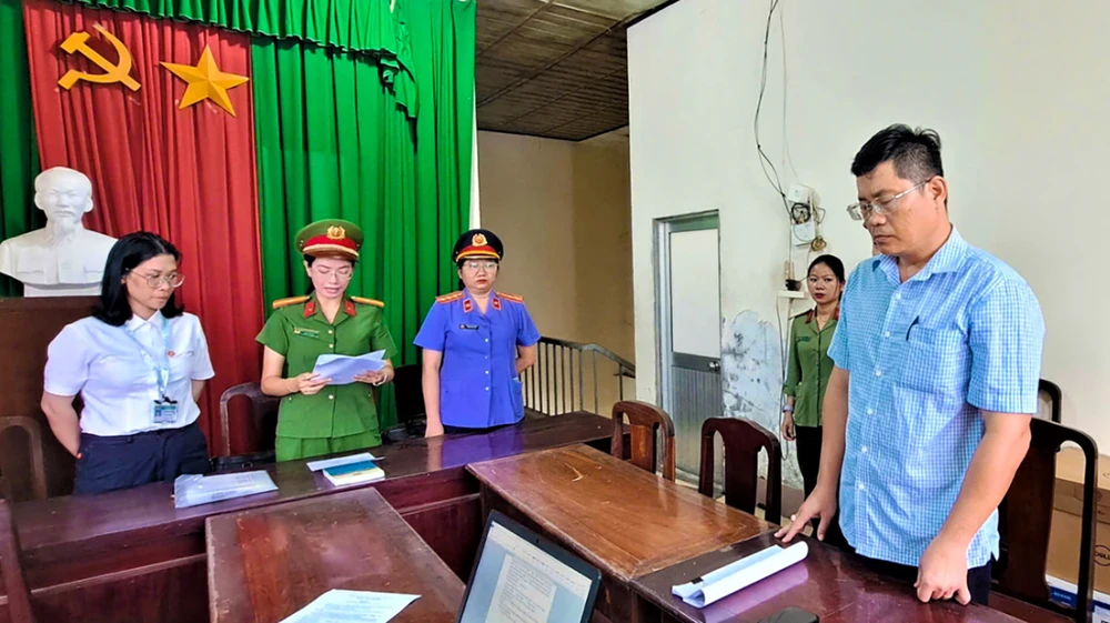 1 Phó BQL các khu công nghiệp tỉnh Hậu Giang cùng 2 thuộc cấp bị bắt