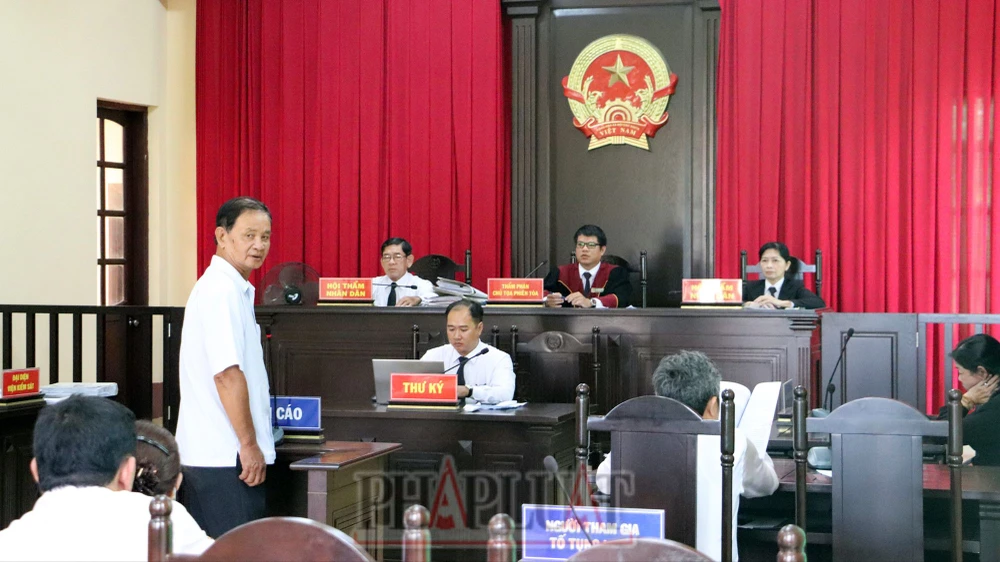 Tháng 9-2023, xử sơ thẩm lần 2, TAND TP Vị Thanh tuyên phạt bị cáo Thảo 8 năm 6 tháng tù tội sản xuất, buôn bán hàng giả. Ảnh: CHÂU ANH