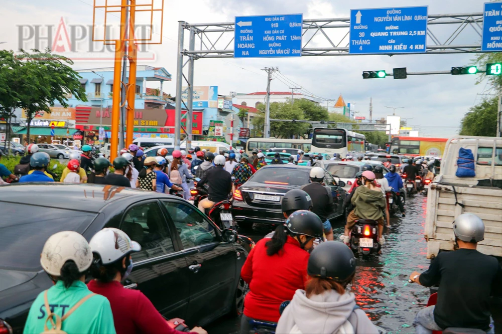 TP Cần Thơ: Ùn tắc nghiêm trọng tại ngã tư Trần Hoàng Na sau cơn mưa