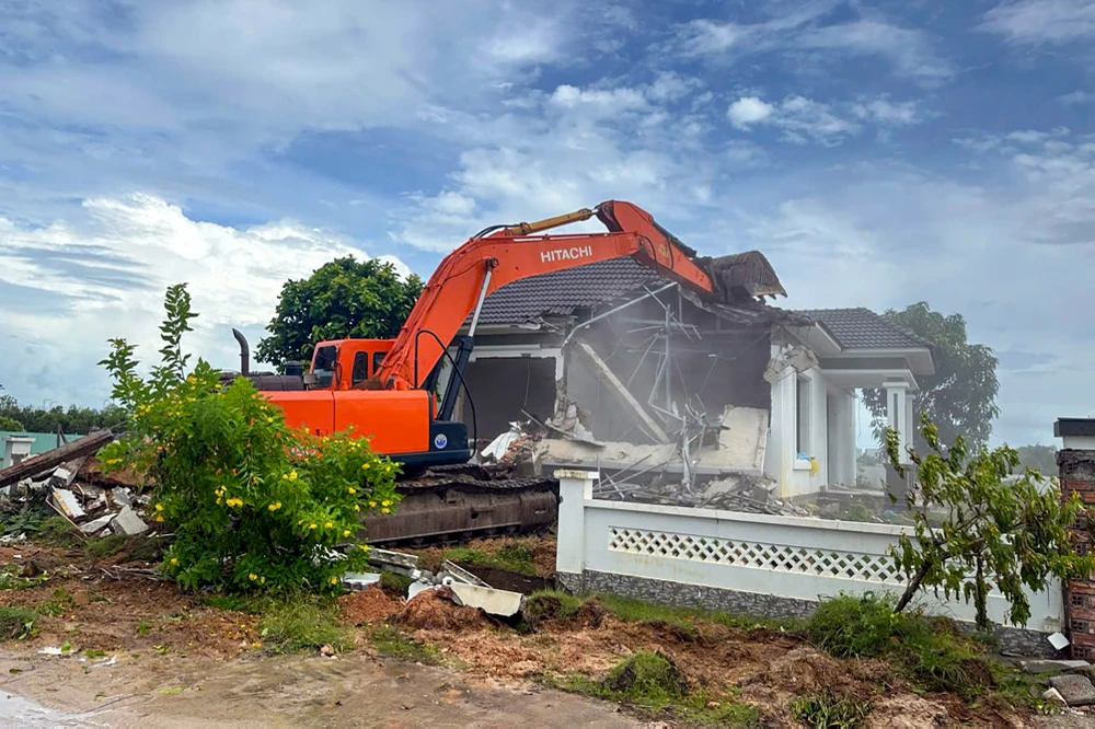 TP Phú Quốc cưỡng chế thêm bốn trong số 79 căn biệt thự xây dựng trái phép