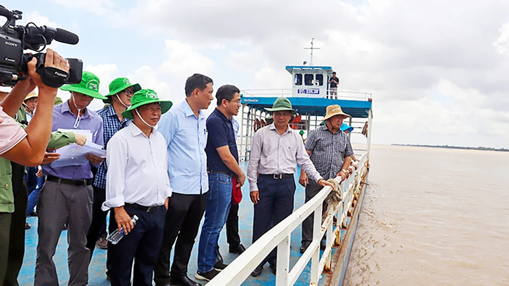 Chủ tịch tỉnh Sóc Trăng kiểm tra công tác khai thác cát phục vụ cho dự án trục ngang