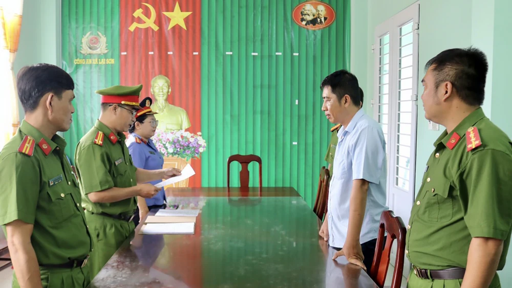 Bị can Trần Thanh Hùng bị Công an tỉnh Kiên Giang khởi tố, bắt tạm giam 4 tháng để điều tra tội lạm dụng tín nhiệm chiếm đoạt tài sản.