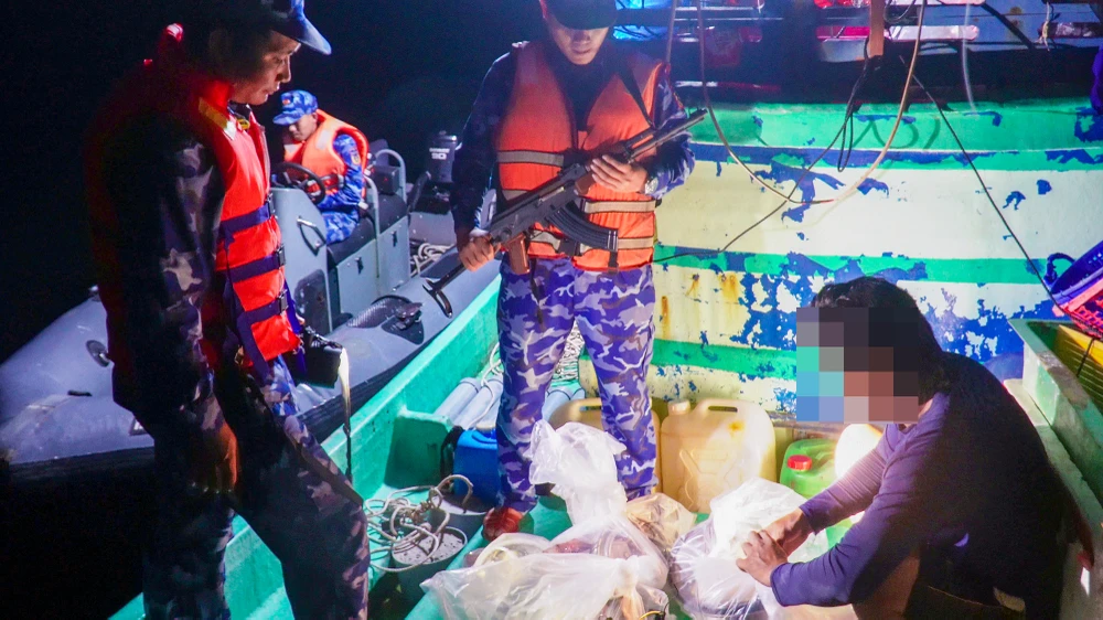 Vùng Cảnh sát biển 4 bắt tàu cá đang chở 9 thiết bị giám sát hành trình của tàu khác