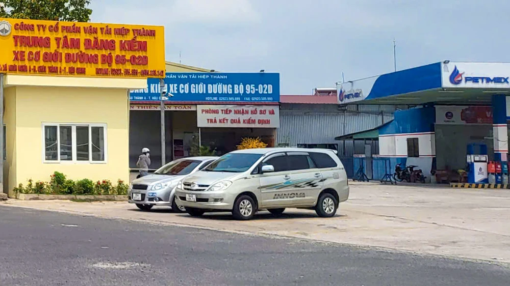 Bị can Thuấn bị Công an khởi tố cho tại ngoại hầu tra, để điều tra liên quan vụ án đưa hối lộ và nhận hối lộ xảy ra trên địa bàn tỉnh Hậu Giang từ năm 2020-2023. Ảnh: CHÂU ANH