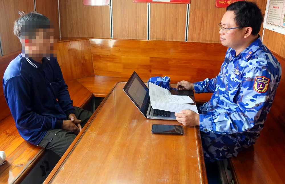 Vùng Cảnh sát biển 4 bắt giữ tàu cá vi phạm quy định về chống khai thác IUU