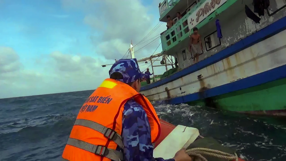 Vùng Cảnh sát biển 4 kịp thời hỗ trợ ngư dân gặp nạn trên biển