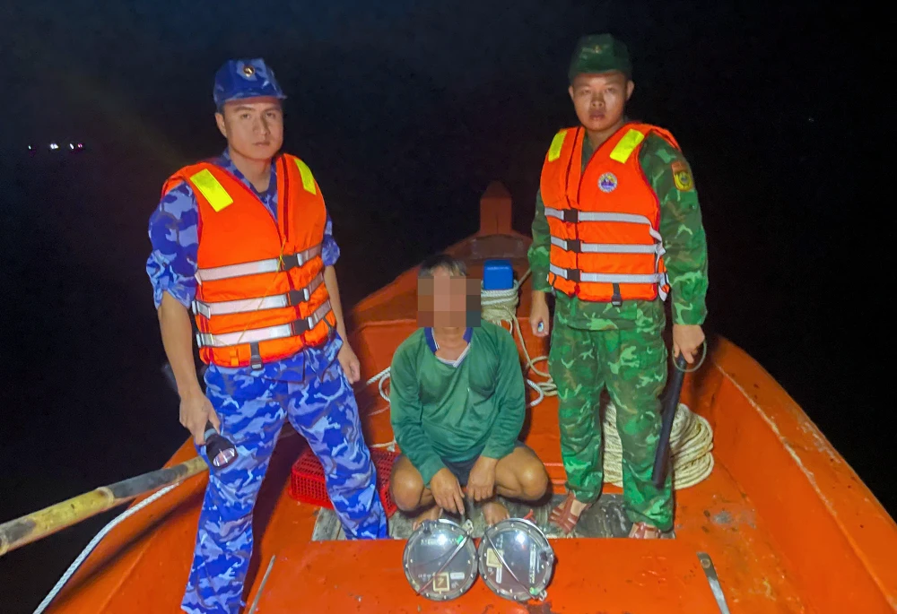 Bộ đội Biên phòng Kiên Giang phát hiện 2 tàu cá chở thuê thiết bị giám sát hành trình