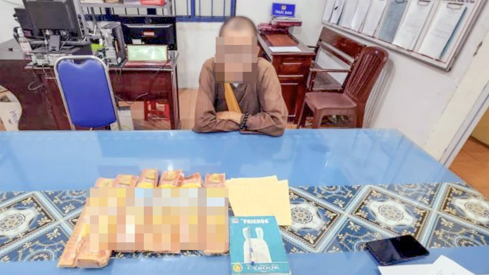 1 người từ TP.HCM đến tỉnh Sóc Trăng giả sư đi bán nhang, kêu gọi từ thiện