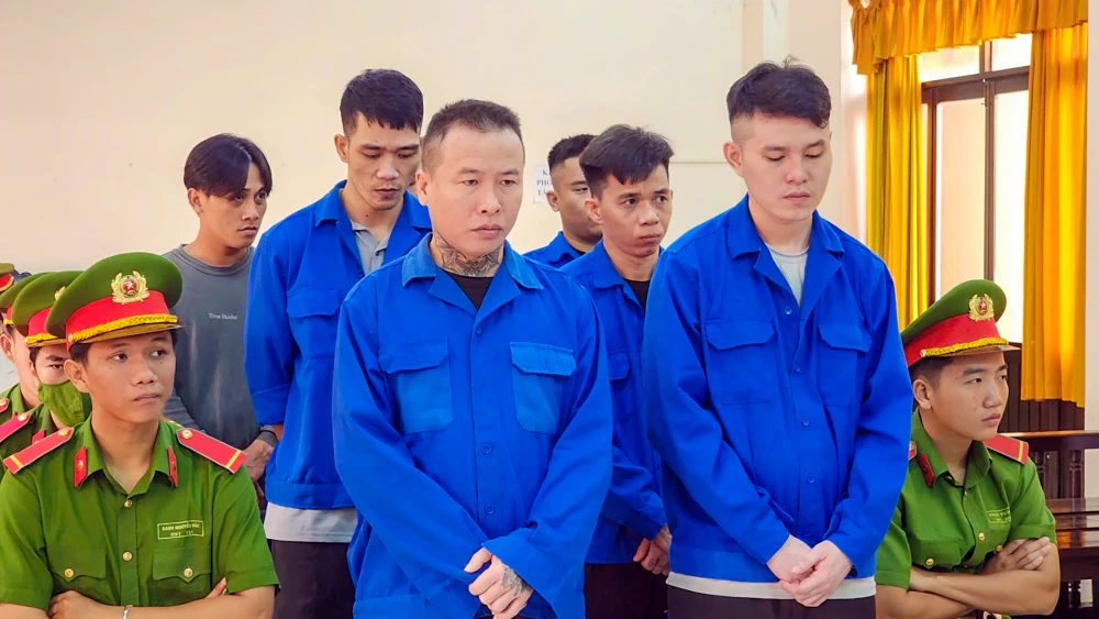 7 bị cáo mang súng đi 'quậy' trường gà ở TP Phú Quốc lãnh án