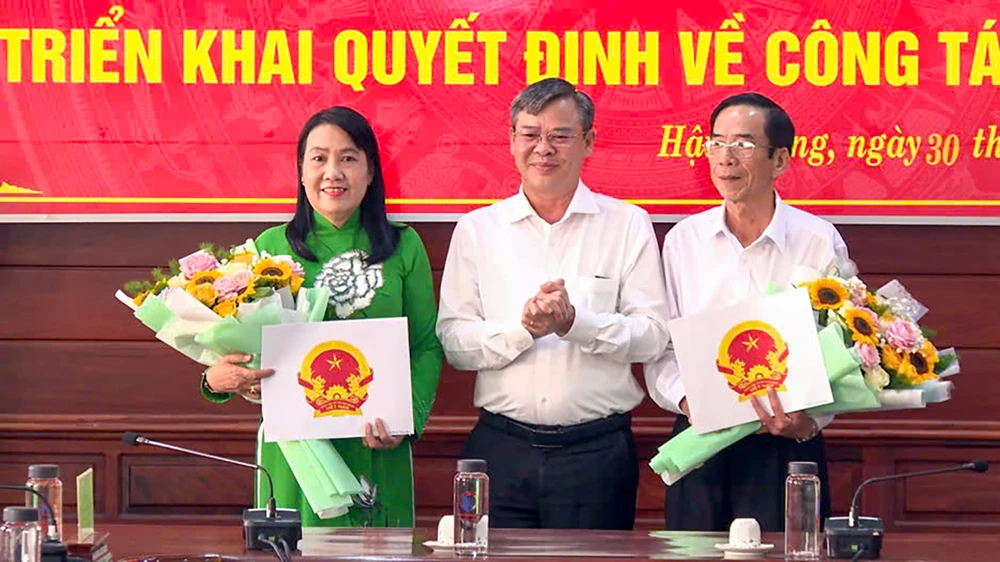 UBND tỉnh Hậu Giang trao quyết định nghỉ hưu cho 2 cán bộ