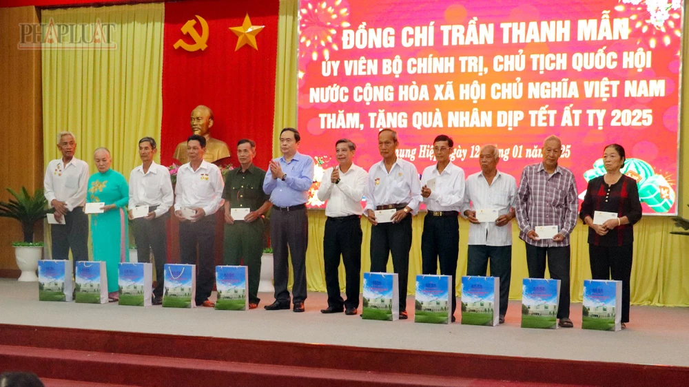 chu-tich-quoc-hoi-tran-thanh-man-tang-qua-tet-tinh-hau-giang-17.jpg