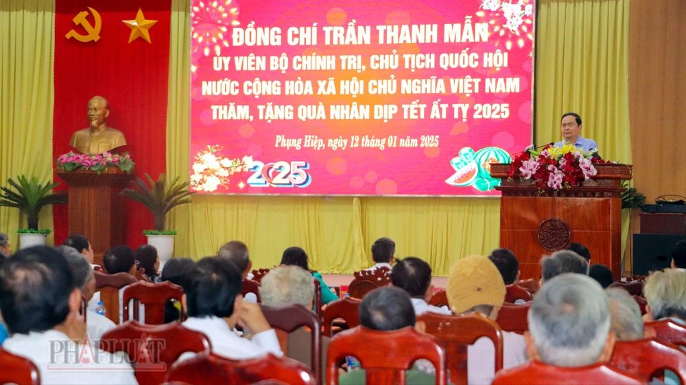 chu-tich-quoc-hoi-tran-thanh-man-tang-qua-tet-tinh-hau-giang-18.jpg