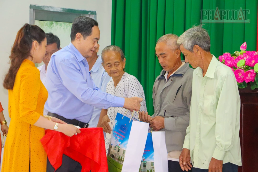 Chủ tịch Quốc hội Trần Thanh Mẫn tặng quà Tết cho gia đình chính sách tỉnh Hậu Giang