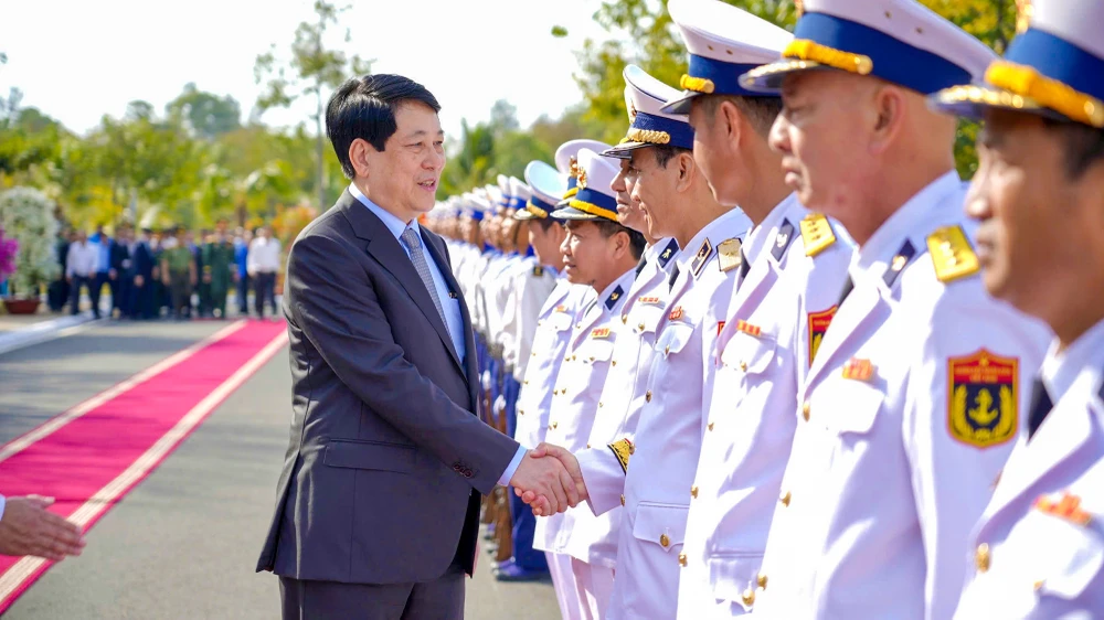 Chủ tịch nước Lương Cường thăm, tặng quà các lực lượng vũ trang đóng quân tại TP Phú Quốc