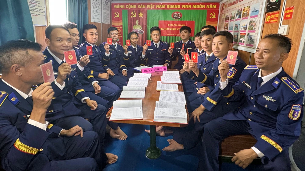 Các Tàu Cảnh sát biển tổ chức Đại hội chi bộ trên biển