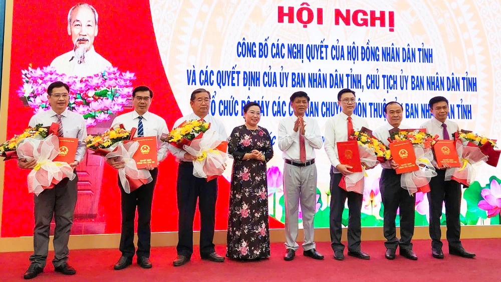UBND tỉnh Sóc Trăng trao Quyết định bổ nhiệm Giám đốc 6 Sở sau sắp xếp