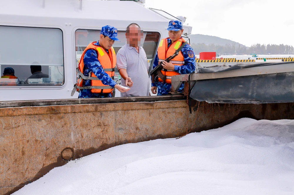 Vùng Cảnh sát biển 4 bắt giữ sà lan vận chuyển hơn 100 tấn phân lậu