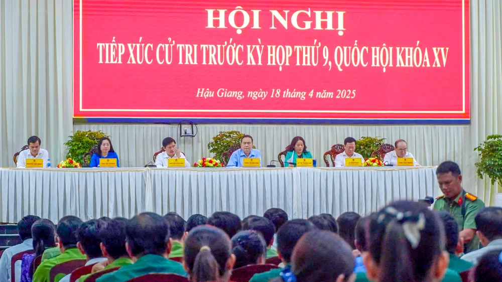 Chủ tịch Quốc hội tiếp xúc cử tri tỉnh Hậu Giang trước kỳ họp thứ 9