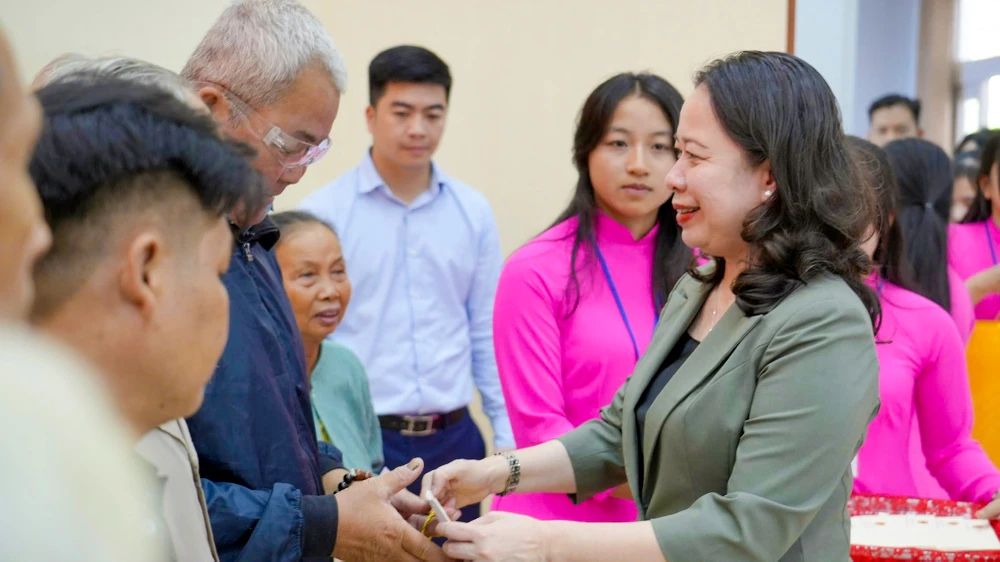 Phó Chủ tịch nước Võ Thị Ánh Xuân thăm, tặng quà gia đình liệt sĩ tỉnh Kiên Giang