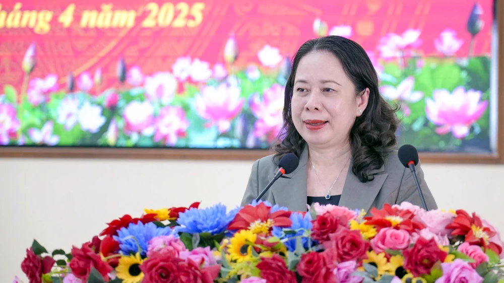 Phó Chủ tịch nước Võ Thị Ánh Xuân thăm, tặng quà gia đình liệt sĩ tỉnh Kiên Giang