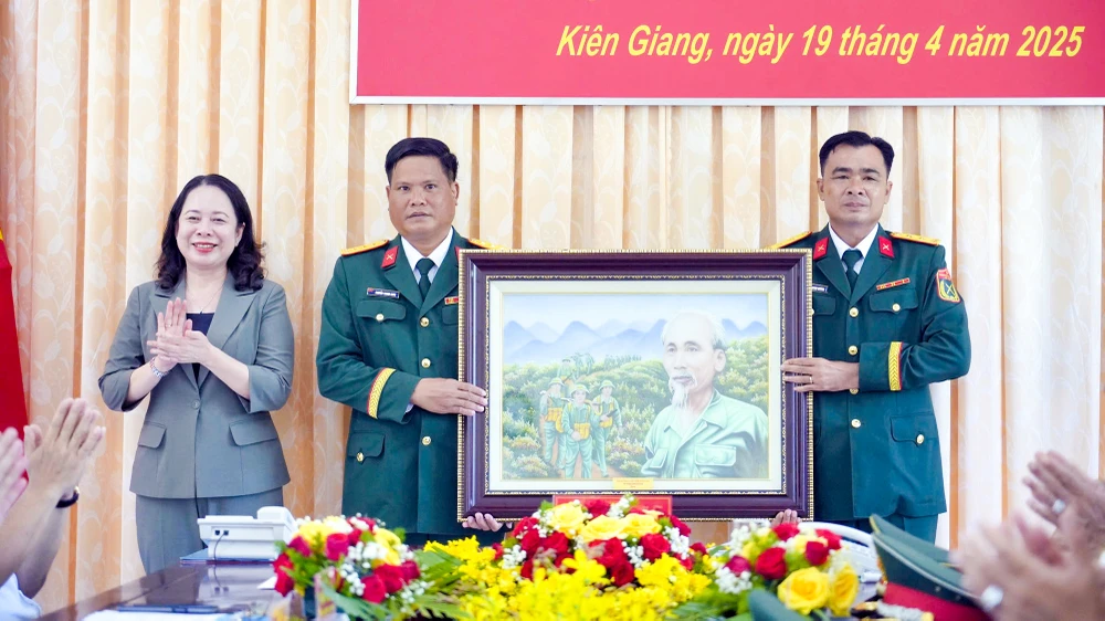 Phó Chủ tịch nước Võ Thị Ánh Xuân thăm, tặng quà gia đình liệt sĩ tỉnh Kiên Giang