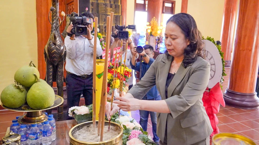 Phó Chủ tịch nước Võ Thị Ánh Xuân thăm, tặng quà gia đình liệt sĩ tỉnh Kiên Giang