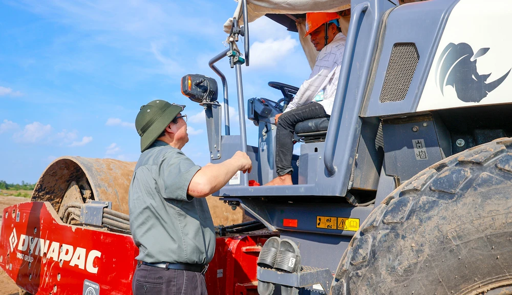 Thủ tướng Phạm Minh Chính kiểm tra cao tốc Cần Thơ - Cà Mau