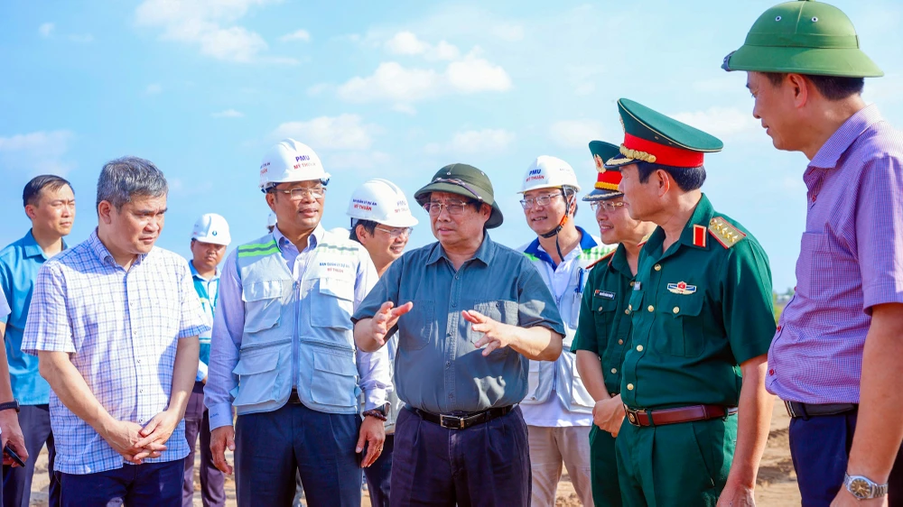 Thủ tướng Phạm Minh Chính kiểm tra cao tốc Cần Thơ - Cà Mau