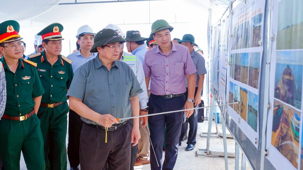 Thủ tướng Phạm Minh Chính kiểm tra cao tốc Cần Thơ - Cà Mau
