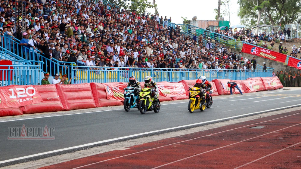 Sôi nổi Giải đua xe mô tô cúp vô địch quốc gia tại TP Cần Thơ