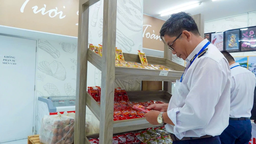 Đoàn liên ngành TP Cần Thơ kiểm tra 2 cửa hàng kinh doanh thực phẩm thuộc Công ty C.P