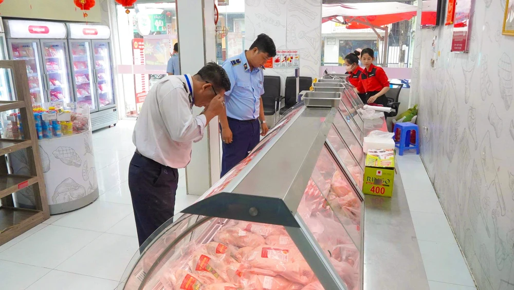 Đoàn liên ngành TP Cần Thơ kiểm tra 2 cửa hàng kinh doanh thực phẩm thuộc Công ty C.P