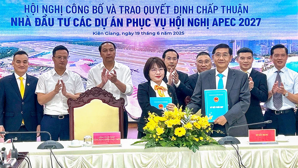 ký hợp đồng dự án đầu tư mở rộng Cảng hàng không quốc tế Phú Quốc.