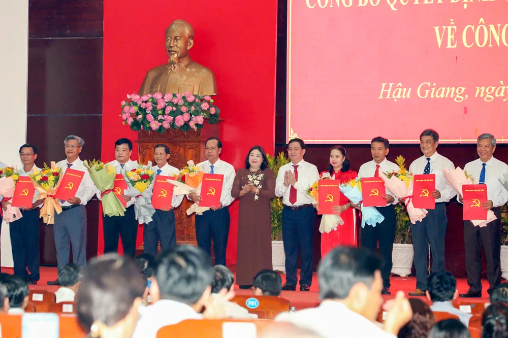 32 cán bộ lãnh đạo của tỉnh Hậu Giang nghỉ hưu trước tuổi