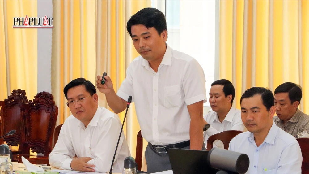 Ông Nguyễn Đăng Khoa, Phó Giám đốc Sở Xây dựng TP Cần Thơ báo cáo về tình trạng ngập nước một số tuyến đường và giải pháp thực hiện trong thời gian tới. Ảnh: CHÂU ANH