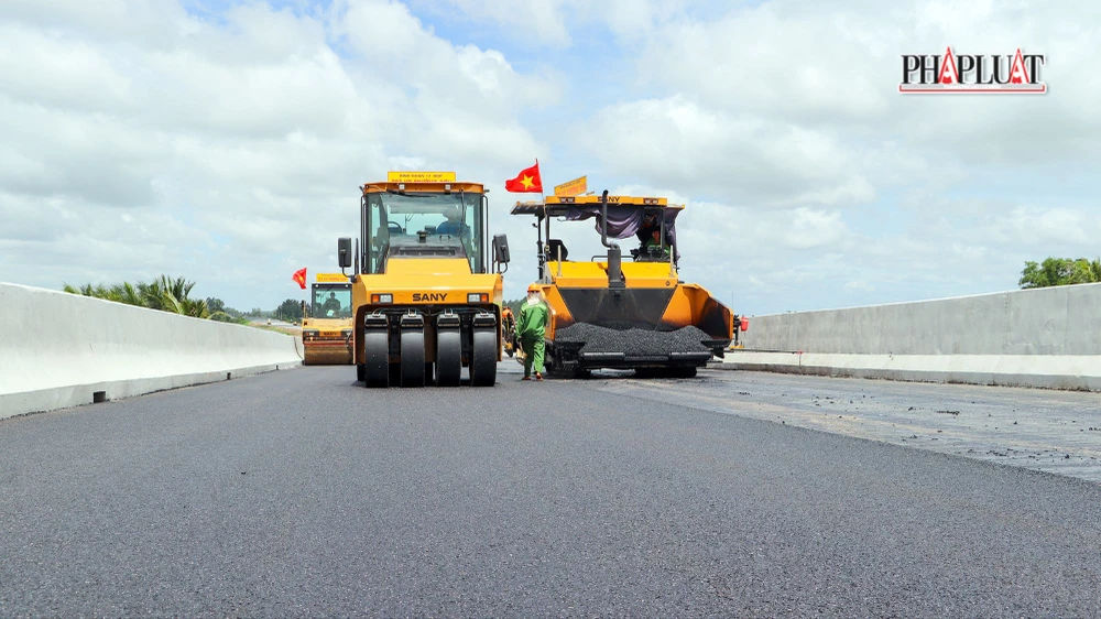Bộ trưởng Bộ xây dựng kiểm tra cao tốc Cần Thơ - Cà Mau