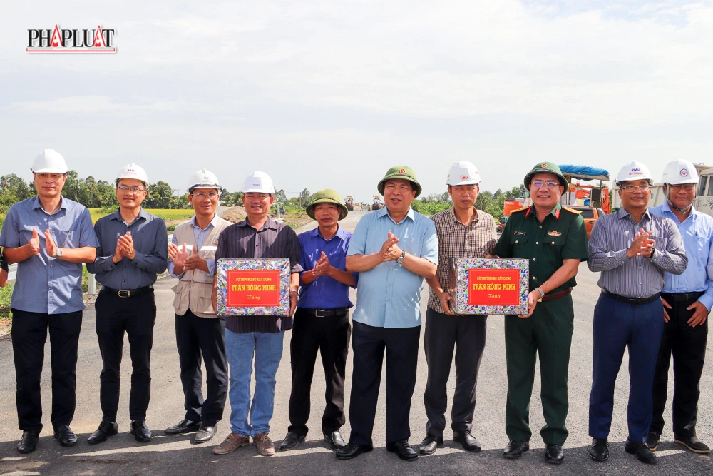 Bộ trưởng Bộ xây dựng kiểm tra cao tốc Cần Thơ - Cà Mau