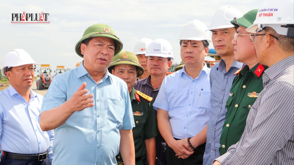 Bộ trưởng Bộ Xây dựng kiểm tra cao tốc Cần Thơ - Cà Mau.