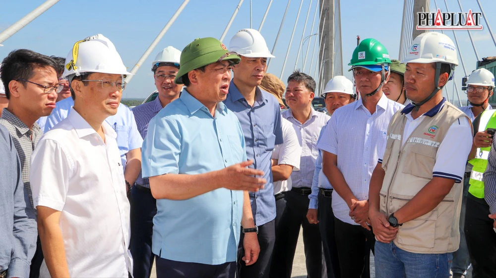 Bộ trưởng Bộ Xây dựng Trần Hồng Minh kiểm tra tình hình tổ chức thi công cầu Rạch Miễu 2