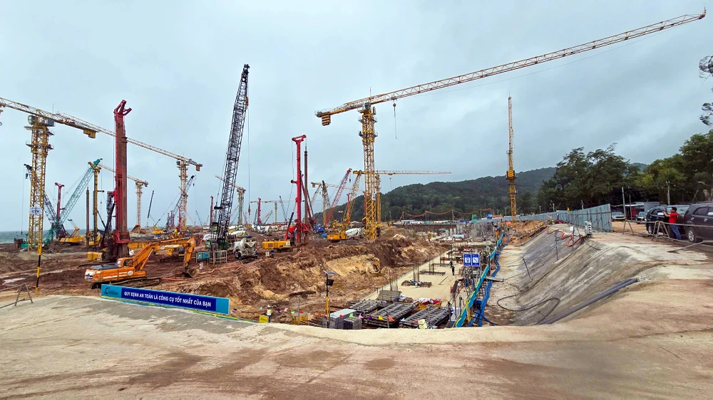 Để chuẩn bị cho APEC 2027, đặc khu Phú Quốc được đầu tư nhiều công trình lớn, như: hai hồ chứa nước ngọt, trung tâm hội nghị, các tuyến đường kết nối... Ảnh: CẨM TÚ