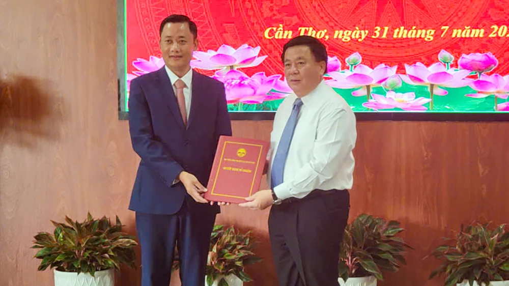 Trao Quyết định Giám đốc Học viện chính trị khu vực IV