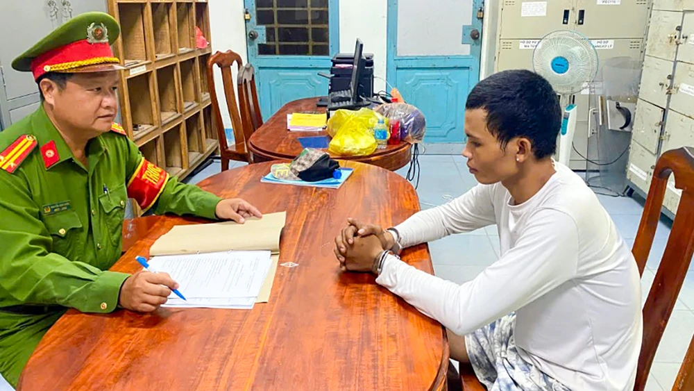 Bị can Chau Kim Hao tại Cơ quan Công an. Ảnh CAAG